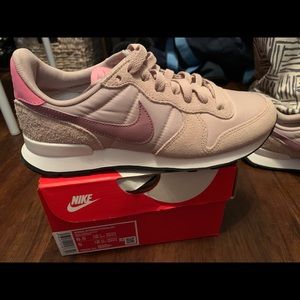 NWT Nike Internationalist Women’s